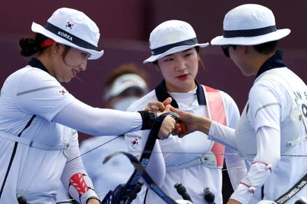 Ba cung thủ nữ Kang Chae-young, Jang Min-hee và An San vừa giành tấm huy chương vàng lịch sử cho bắn cung Hàn Quốc ở nội dung cung đồng đội nữ. (Ảnh: Getty Images)