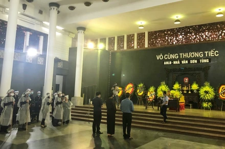 Thực hiện giãn cách xã hội theo chỉ thị 17 của UBND TP Hà Nội, lễ tang nhà văn Sơn Tùng được tổ chức tuân thủ các quy định phòng, chống dịch Covid-19.