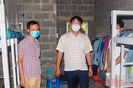 Bí thư Tỉnh ủy Đồng Tháp đi kiểm tra nơi ở của công nhân bên trong một nhà máy.