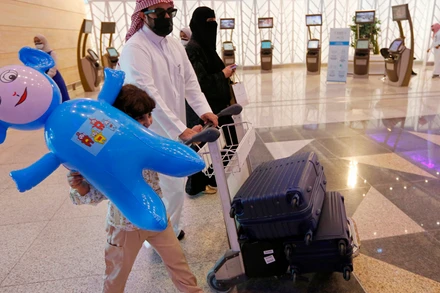 Hành khách A-rập Xê-út tại Sân bay Quốc tế King Abdulaziz ở Jeddah (Ảnh: AP)
