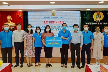 Năm trường đại học trao 150 triệu đồng tặng cán bộ y tế tăng cường tham gia phòng chống dịch Covid-19
