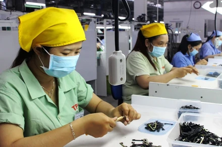Sản xuất linh kiện điện thoại tại doanh nghiệp có vốn đầu tư nước ngoài trong KCN ở Bình Dương. (Ảnh: Mai Xuân)