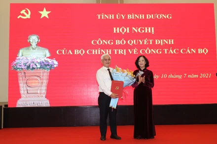 Đồng chí Trương Thị Mai trao quyết định và chúc mừng đồng chí Nguyễn Văn Lợi nhận chức vụ Bí thư Tỉnh ủy Bình Dương.