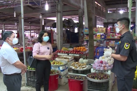 Đoàn kiểm tra liên ngành của Sở Công thương đi kiểm tra việc phòng chống dịch  Covid - 19 tại chợ truyền thống Gò Đen, Bến Lức, Long An.