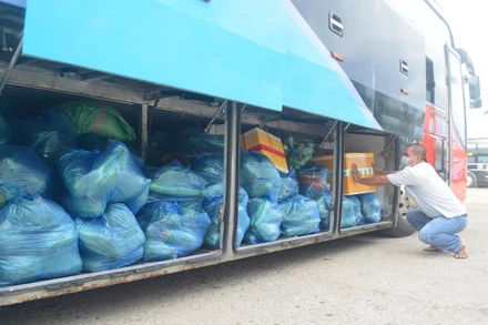 Xe khách Chín Nghĩa còn chở hàng hóa, nhu yếu phẩm của Đoàn thanh niên Công an tỉnh Quảng Ngãi gửi tặng người dân TP Hồ Chí Minh. 