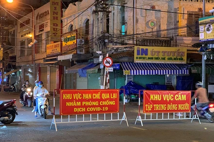 Khu vực buôn bán nhộn nhịp nhất thành phố Thủ Dầu Một (tỉnh Bình Dương) giờ hạn chế người qua lại để phòng, chống Covid-19.