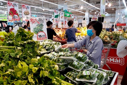 Người dân mua thực phẩm tại siêu thị Big C Thăng Long trong những ngày Hà Nội giãn cách.