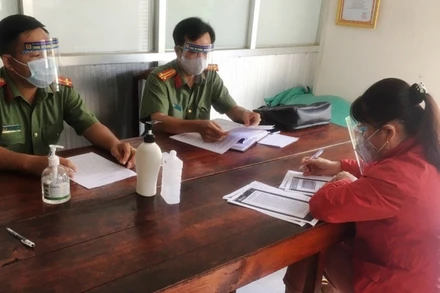 Bà T. làm việc tại cơ quan công an (Ảnh: Cơ quan Công an cung cấp).