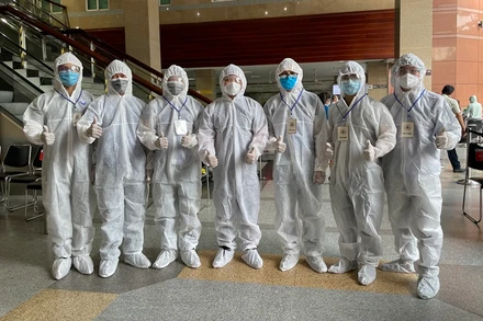 Tình nguyện viên Dương Rạch Sanh (giữa) cùng đồng đội trong buổi tình nguyện làm việc tại bệnh viện.