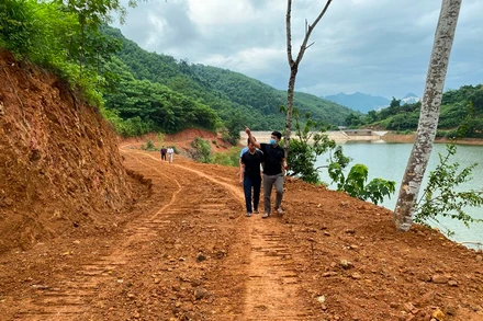Một đoạn đường đất mới mở về làng Át Thượng, xã Minh Xuân, huyện Lục Yên.