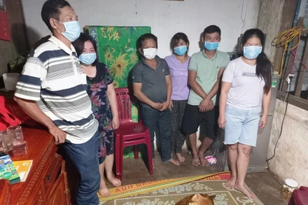 Một số đối tượng ở phường Nghĩa Tân, thành phố Gia Nghĩa vi phạm Chỉ thị 16, bị lực lượng công an phát hiện, xử phạt.