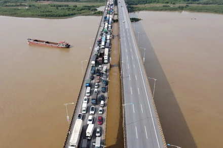 Ùn tắc kéo dài tại chốt kiểm soát cầu Phù Đổng trong ngày thực hiện giãn cách xã hội theo Chỉ thị số 16/CT-TTg tại Hà Nội. Ảnh: NGUYỄN HẢI