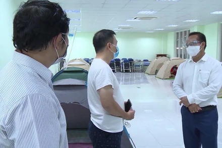 Bí thư Tỉnh ủy Long An Nguyễn Văn Được (bìa phải) kiểm tra chuẩn “3 tại chỗ” tại doanh nghiệp Ân Đỉnh Cao, Bến Lức, Long An.