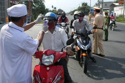 Sóc Trăng thắt chặt kiểm soát các phương tiện xe ngoài tỉnh ra vào trên tuyến Quốc lộ 1A.