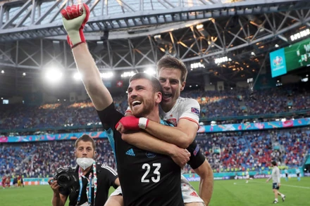 Unai Simon (số 23) là người hùng của đội tuyển Tây Ban Nha khi cản phá thành công hai cú sút luân lưu liên tiếp. 