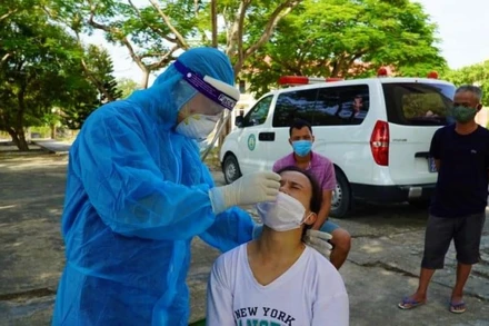 Nhân viên y tế Quảng Bình lấy mẫu xét nghiệm SARS-CoV-2.