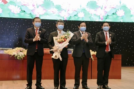 Tân Chủ tịch HĐND tỉnh Bình Dương Phạm Văn Chánh và Chủ tịch UBND tỉnh Bình Dương Võ Văn Minh (thứ nhất và thứ hai từ trái sang).