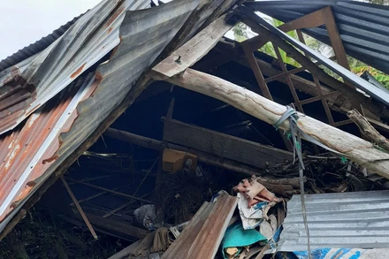 Một căn nhà của người dân bị sập hoàn toàn. 