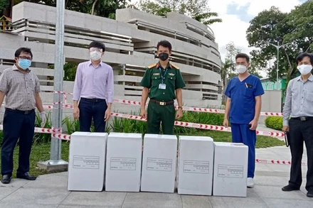 Đại diện Báo Nhân Dân và Tập đoàn Kim Oanh trao bảo hộ y tế cho Bệnh viện Quân y 175.