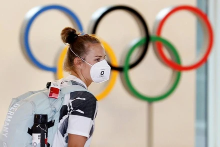 Vận động viên người Đức tới sân bay Haneda, Tokyo, ngày 1/7. (Ảnh: AP)