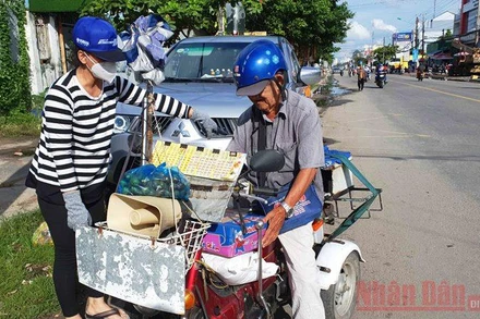 Cụ già mưu sinh bằng nghề bán vé số dạo ở Cần Thơ. (Ảnh chụp ngày 8/7, trước khi tạm dừng bán vé số). Ảnh: QUỐC DŨNG.