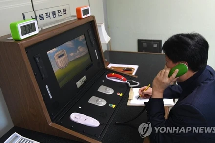 Ảnh tư liệu: Nhân viên Hàn Quốc thực hiện cuộc gọi thử với phía Triều Tiên thông qua đường dây nóng đặt tại Văn phòng liên lạc liên Triều tại làng đình chiến Panmunjom, ngày 1/1/2018. (Ảnh: Yonhap)