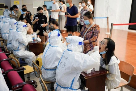 Người dân Nam Kinh xét nghiệm axit nucleic. (Nguồn: chinanews)