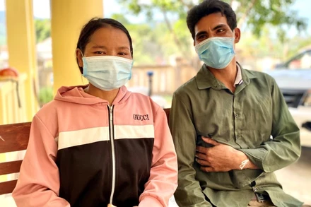 Đi bộ, vượt đường rừng hai ngày đêm, vợ chồng Phạm Văn Thô và Phạm Thị Lích được ngành chức năng đón về nha. “Mình mang theo 12 con cá chuồng, ít cá khô và 30 lon gạo đi rừng làm keo thuê”, Phạm Thị Lích vui mừng khi được về nhà.