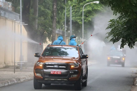 Các lực lượng phun khử khuẩn tại thành phố Thủ Đức, sáng 23/7.