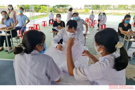 Tiêm chủng cho người dân ở thành phố Quy Nhơn, Bình Định.