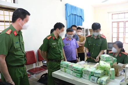 Lực lượng chức năng tổ chức lấy mẫu giám định số ma túy thu giữ được.