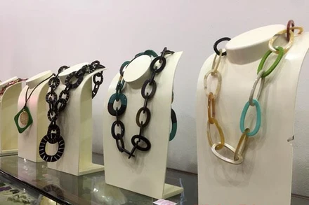 Sản phẩm thủ công mỹ nghệ Việt Nam thiết kế theo đơn đặt hàng của Hermes được trưng bày tại gian hàng giới thiệu sản phẩm của một doanh nghiệp ởl àng nghề sừng Thụy Ứng, Thường Tín, Hà Nội