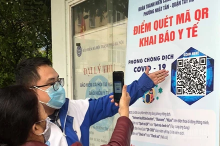 Hà Nội yêu cầu người ra vào cơ quan, công sở quét mã QR.