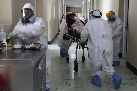 Nhân viên y tế di chuyển bệnh nhân tại Bệnh viện Honorio Delgado, Peru. (Ảnh: AP)