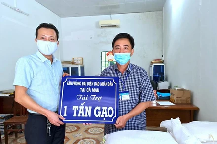 Đại diện Báo Nhân dân tại Cà Mau trao hỗ trợ gạo bước đầu từ đơn vị đồng hành cho MTTQ thị trấn Đầm Dơi.