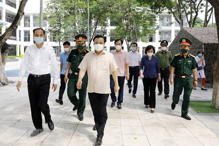 Bí thư Thành ủy Hà Nội Đinh Tiến Dũng kiểm tra công tác phòng, chống dịch bệnh Covid-19 tại quận Tây Hồ. 