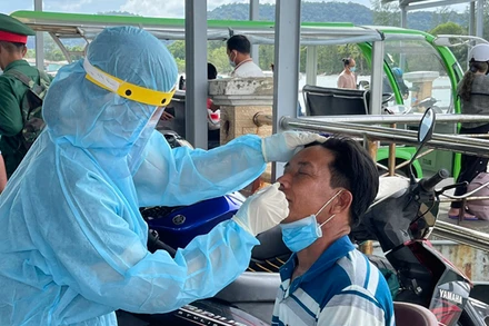 Lấy mẫu xét nghiệm Covid-19 tại Phú Quốc.