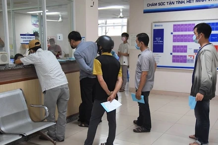 Người dân xếp hàng tại Bệnh viện đa khoa Đồng Nai làm thủ tục xét nghiệm SARS-CoV-2.