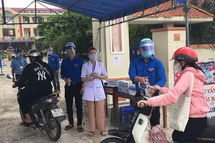 Lực lượng đoàn viên, thanh niên tiếp sức mùa thi góp phần chống dịch Covid-19 tại các điểm thi tốt nghiệp THPT.