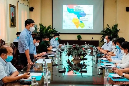 Bí thư Tỉnh ủy Đồng Tháp Lê Quốc Phong chỉ đạo tại cuộc họp Ban Chỉ đạo Phòng, chống dịch Covid-19 tỉnh Đồng Tháp. (Ảnh: HỮU NGHĨA)