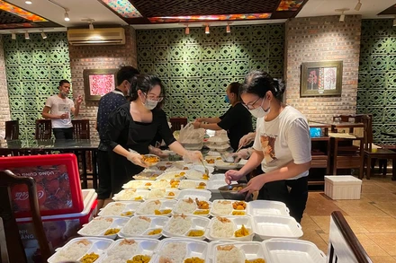 Nhóm Thần tốc Hà Nội và các nghệ sĩ, hoa hậu chuẩn bị hàng trăm suất ăn miễn phí mối tối cho những người khó khăn, cơ nhỡ.