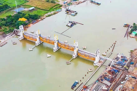 Cống ngăn triều Mương Chuối (huyện Nhà Bè) đang tạm ngừng thi công dù đã hoàn thành 90% tiến độ.