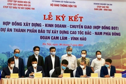 Lễ ký hợp đồng BOT dự án đầu tư xây dựng đoạn cao tốc Cam Lâm - Vĩnh Hảo. (Ảnh: Bộ Giao thông vận tải cung cấp)