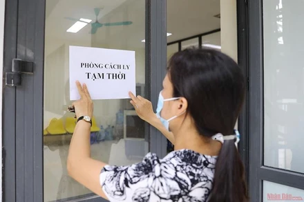 Chuẩn bị các điều kiện bảo đảm an toàn phòng, chống dịch Covid-19 tại các địa điểm tổ chức thi tốt nghiệp trung học phổ thông năm 2021. Ảnh: NGỌC HÀ