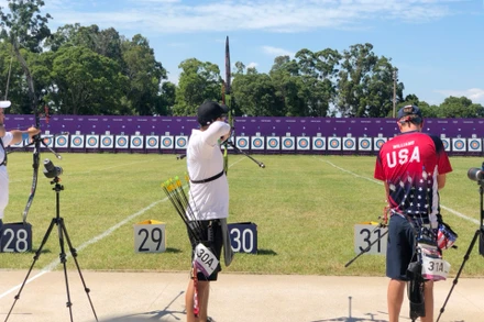 Phi Vũ (áo trắng) trong một lượt bắn. (Ảnh: Đoàn Thể thao Việt Nam)