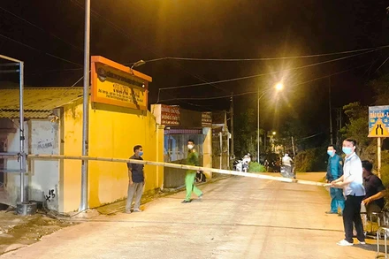 Lực lượng chức năng ở thị xã Nghi Sơn lập chốt kiểm soát tại cụm dân cư phát sinh ca bệnh.