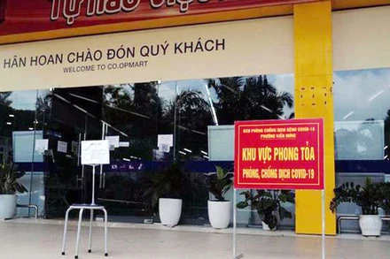 Siêu thị Co.opmart Hà Đông tạm dừng hoạt động sau khi phát hiện ca nhiễm Covid-19.