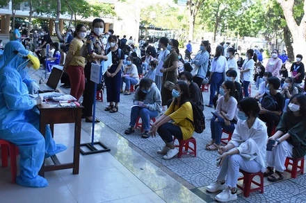 Lấy mẫu xét nghiệm cho các thí sinh 