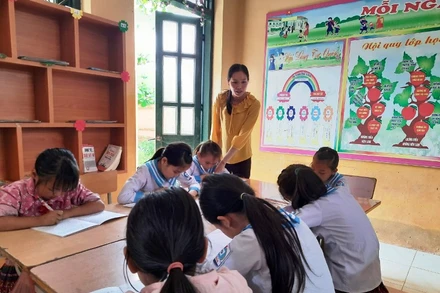 Cô giáo Nguyễn Thị Tuyết hướng dẫn ôn luyện học sinh giỏi.