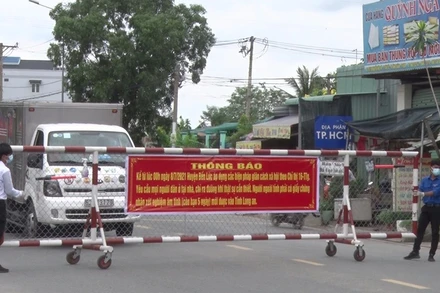 Chốt kiểm soát trên tỉnh lộ 830C giáp ranh TP.HCM kiểm soát người và phương tiện đi vào địa phận tỉnh Long An.